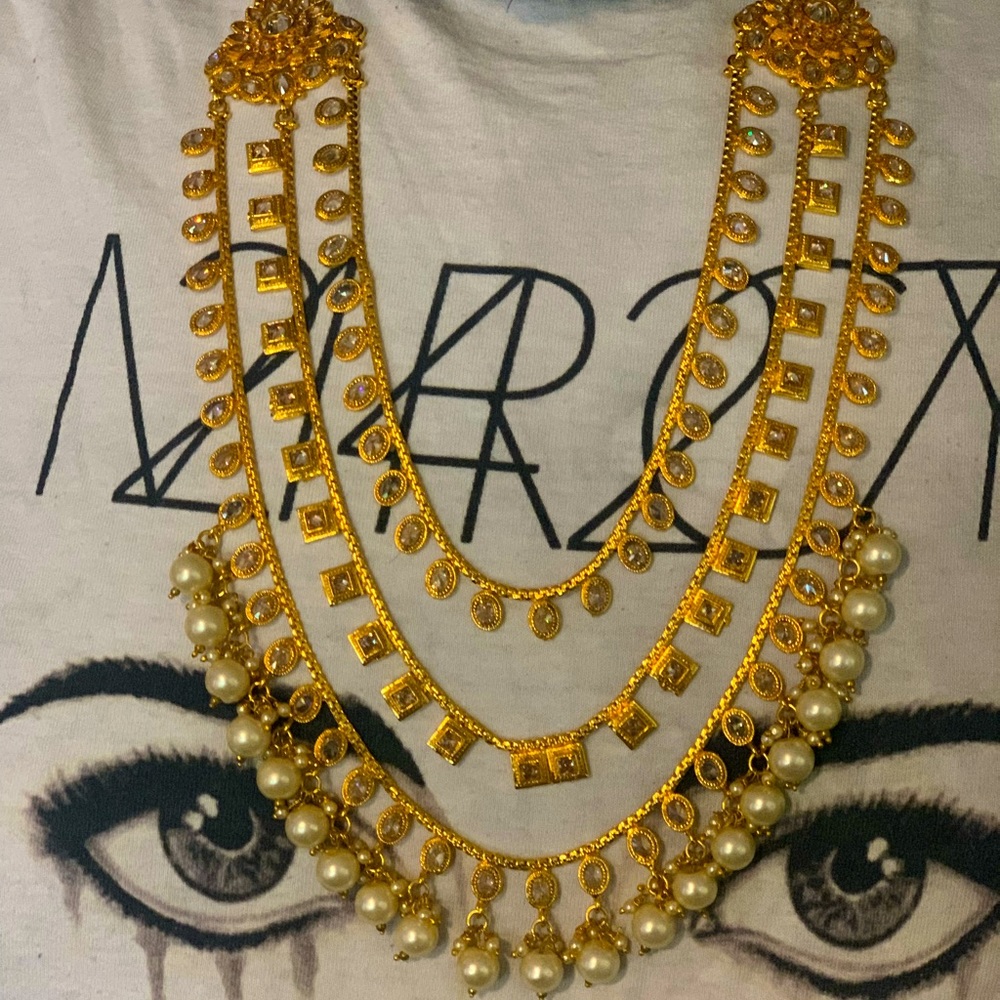 Gold tone long layered necklace with pearl beads.⚜️